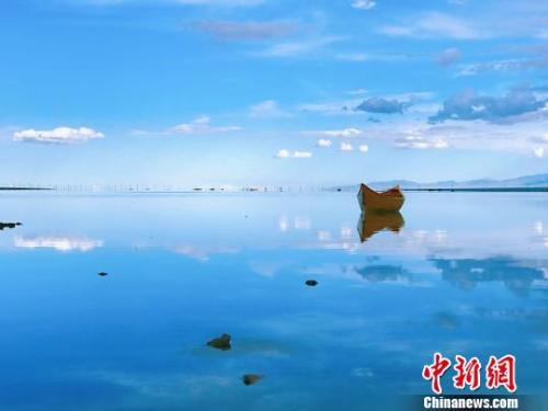 资料图:“天空之镜”茶卡盐湖。 张坤 摄