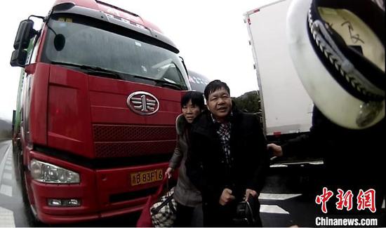 圖為：臺州高速交警緊急救助。許錦燦提供