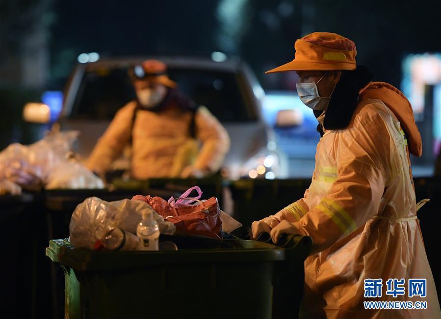 　　江岸环卫集团工作人员在武汉街头清运社区生活垃圾（2月1日摄）。新华社记者 李贺 摄