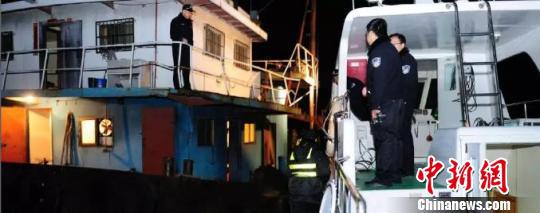 圖為湖北民警查處涉江涉砂黑惡勢力。