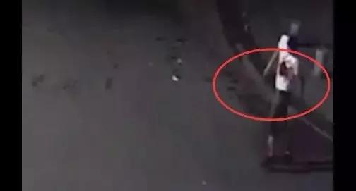 ▲身中数刀,尹文杰上衣被鲜血染红