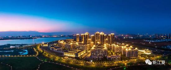 圖為26日軍運(yùn)村夜景   柳斌攝