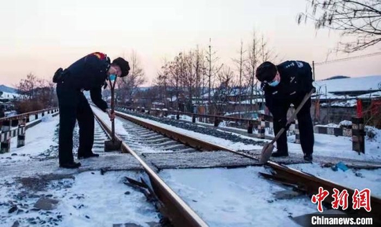 铁路公安机关针对普降大雪，强化铁路线路安全防控。　公安部铁路公安局 供图