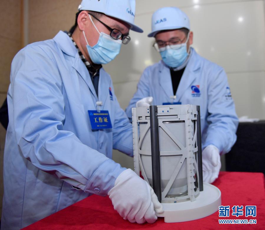 工作人员在嫦娥五号月球样品交接仪式上搬运月球样品容器（2020年12月19日摄）。新华社记者 岳月伟 摄