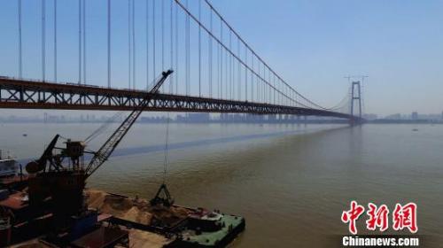 正在建设中的杨泗港长江大桥　郑子颜　摄