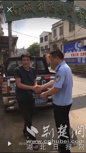 8月8日,安陆市南城派出所民警接到胡小新报警后赶到现场。(警方执法记录仪截图)