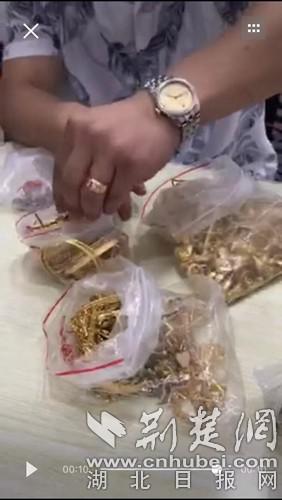 失主清点失而复得的价值百万元金饰。(警方执法记录仪截图)