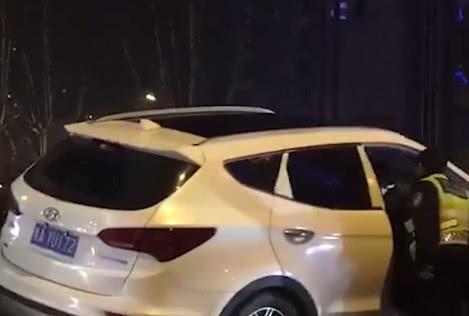 原标题:越野车连撞三车后骑上绿化带,女司机涉嫌酒驾被警方控制