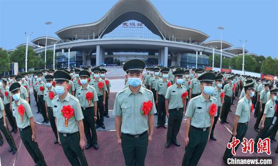 退役老兵整齐列队。　谢定安 摄