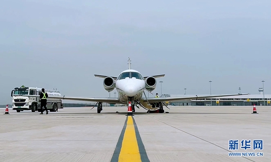 賽斯納獎狀C560飛機在花湖機場進行監(jiān)視性飛行校驗。新華網(wǎng)發(fā)