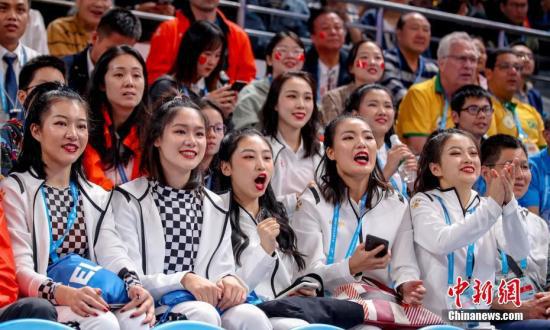 圖為現場的美女球迷為中國八一男籃加油。中新社記者 張暢 攝