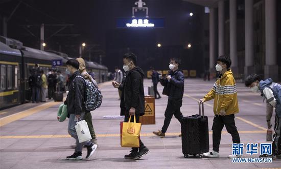 4月8日凌晨，在武昌火车站，乘客准备登上K81次列车。 新华社记者 费茂华 摄