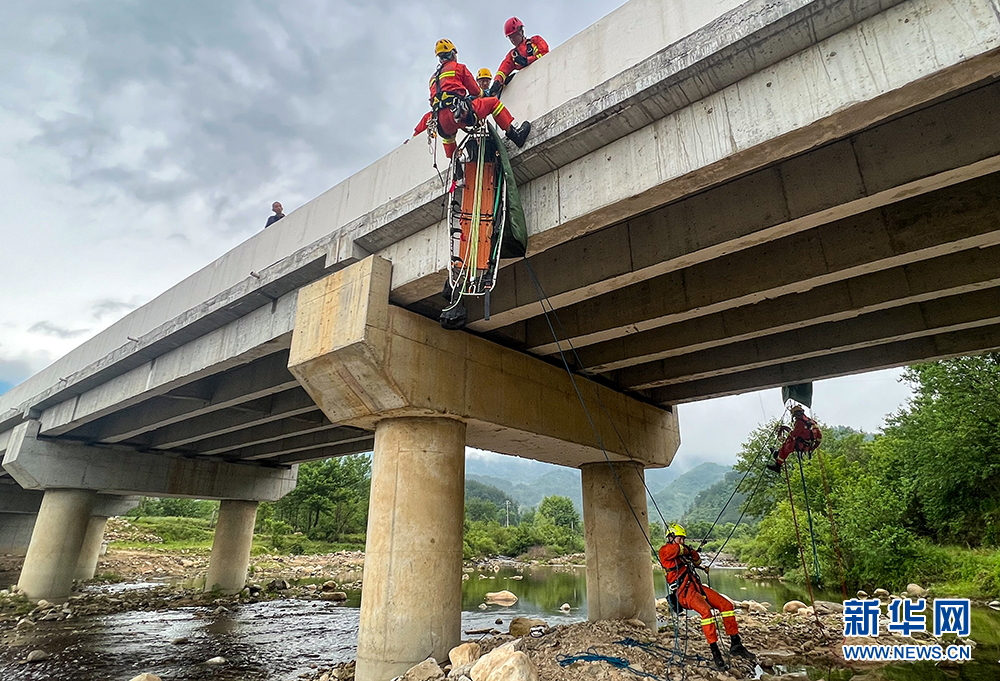 图为消防救援指战员开展桥梁V型绳索救援训练。新华网发 于思帆摄