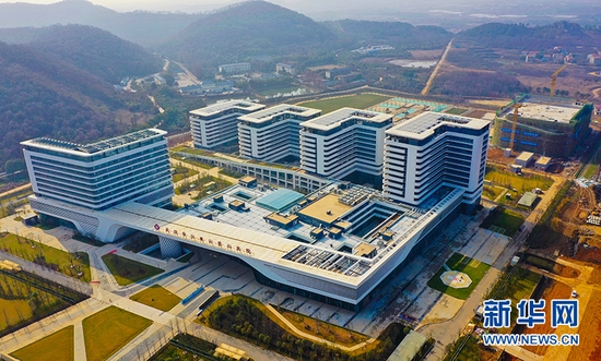 武汉市即将投用的江夏云景山医院是全市规模最大的平疫结合医院。新华网发