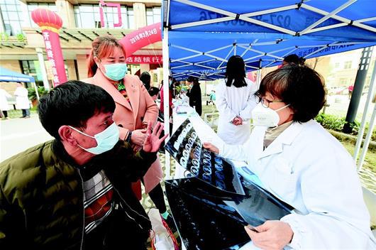 图为:3月23日,结核病防治专家为市民免费义诊。为迎接“世界防治结核病日”,武汉结核病防治所在院内举行义诊咨询活动,让市民进一步了解结核病防治知识。(湖北日报全媒记者 倪娜 摄)