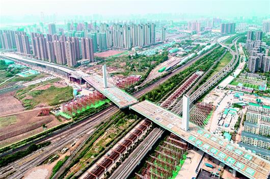 图为:号墩、号墩“握手”,杨泗港快速通道青菱段跨铁路斜拉桥成功转体。﹙湖北日报全媒记者梅涛见习记者蔡俊通讯员余娅娟摄﹚
