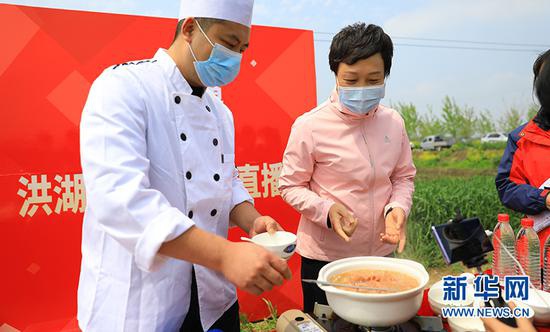 图为荆州市委常委、洪湖市委书记张远梅为网友示范制作湖北名菜排骨藕汤。新华网发 汪飞摄