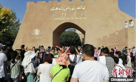 图为中国5A级旅游景区喀什古城每天举行入城仪式。　张欢 摄