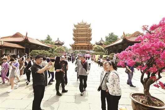 图为昨日，武汉黄鹤楼公园游人如织。 楚天都市报记者李辉通讯员王勇摄