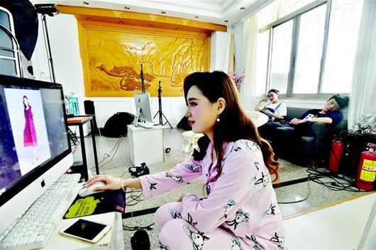 图为拍摄结束,卸下中年妆的李雯迫不及待地看起了样片