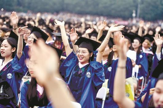 圖為：6月22日，武漢大學(xué)萬名畢業(yè)生慶祝畢業(yè)
