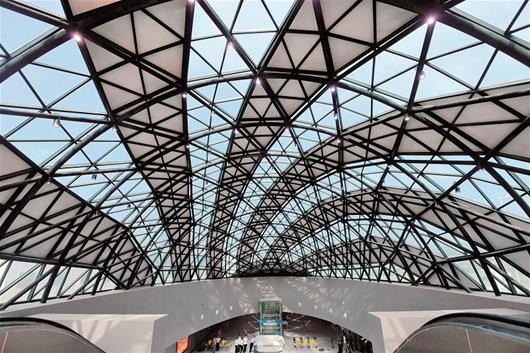 图为地铁11号线光谷七路站主体穹顶与光谷的马蹄莲建筑交相呼应，被称为“光谷之眼”。 楚天都市报记者曲严摄
