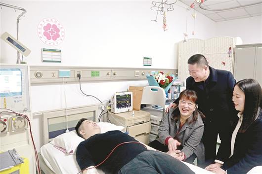 图为:张子文捐骨髓救人,父母和妻子都很开心