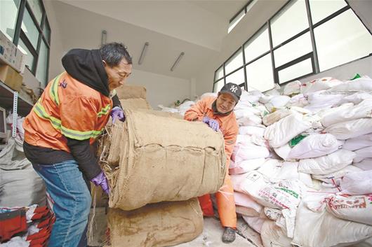 图为：防滑麻袋已下发到环卫工手中 楚天都市报记者宋枕涛摄