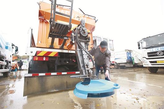 图为：新式扫雪撒盐一体化装置将上路除雪 楚天都市报记者宋枕涛摄
