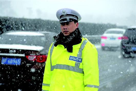 图为:聂细锦在雪天执勤资料图片