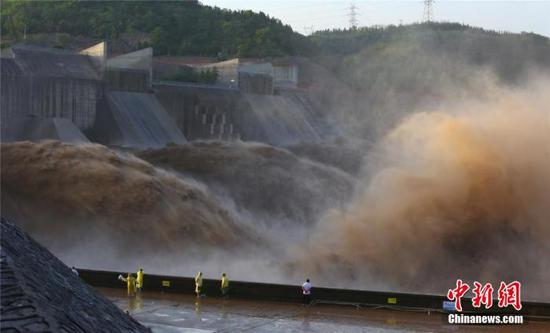 资料图：7月7日，小浪底水库排沙造就的泥沙瀑布景观吸引大量游客前来观赏。 贾方文 摄