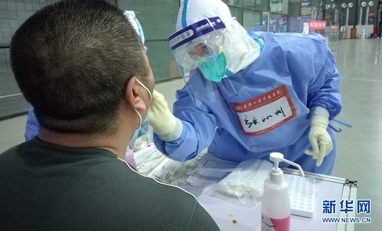 武汉大学中南医院援沪医护人员开展核酸检测工作。新华网发