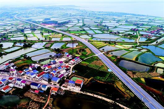 图为:穿过大冶保安镇的黄石至武汉快速公路。(湖北日报全媒记者雷巍巍 通讯员 石勇 摄)