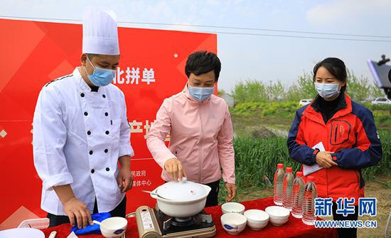 图为荆州市委常委、洪湖市委书记张远梅为网友示范制作湖北名菜排骨藕汤。新华网发 石磊摄