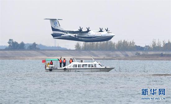 10月20日，“鲲龙”AG600在水面低空飞行。新华社记者 程敏 摄