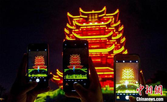 资料图,图为武汉黄鹤楼开放“夜游” 张畅 摄