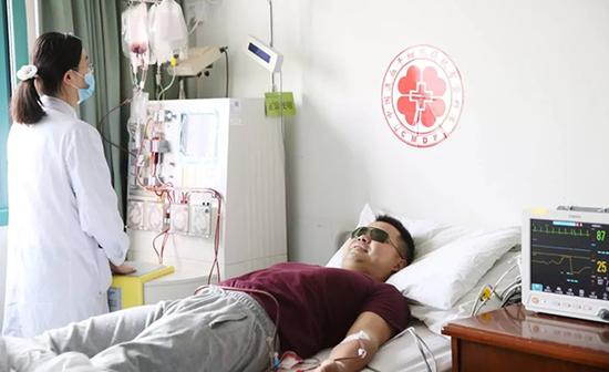 郑松躺在市中心医院造血干细胞采集室病床上捐献“生命的种子”