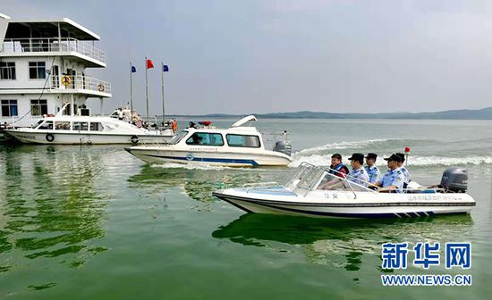 荆州公安机关打击长江非法捕捞，对重点江段开展快艇巡查。新华网发