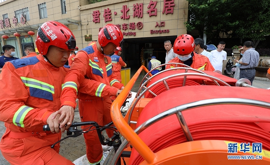 消防救援人员在湖北天门抢险排涝。新华网发