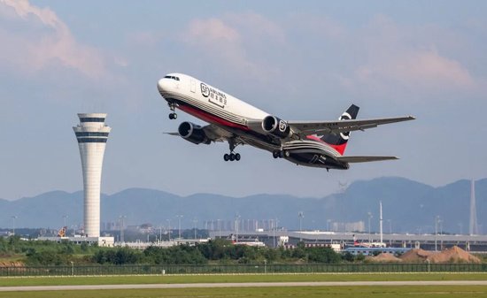一架B767-300型全货机从鄂州花湖国际机场起飞。（湖北日报全媒记者 薛婷 摄）