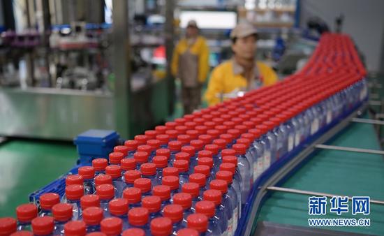 在湖北省鹤峰县下坪乡，当地企业自动生产线上的瓶装水。新华网发 杨顺丕摄