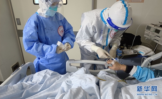武汉大学中南医院援沪医护人员开展救治工作。新华网发