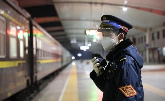 1月26日，K4165次务工专列从湖北省麻城火车站发车。（中国铁路武汉局集团有限公司供图）