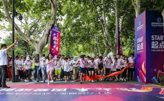 图为：2019年7月8日，第十六届湖北·武汉台湾周，在东湖楚风园，鄂台青年彩虹跑开跑。