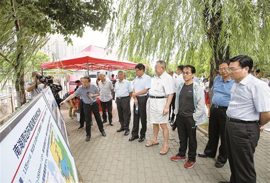 图为中国工程院5位院士前往南湖,把脉水环境提升治理工程 楚天都市报记者宋枕涛摄