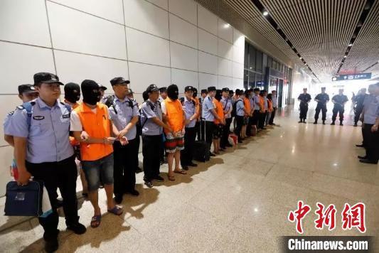 图为湖北安陆警方抓获跨国电信诈骗犯罪集团成员(资料图) 湖北安陆市公安局供图