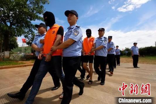 图为湖北安陆警方抓获跨国电信诈骗犯罪集团成员(资料图) 湖北安陆市公安局供图