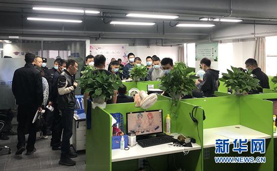 湖北警方在“断卡”行动中捣毁电信诈骗窝点。新华网发