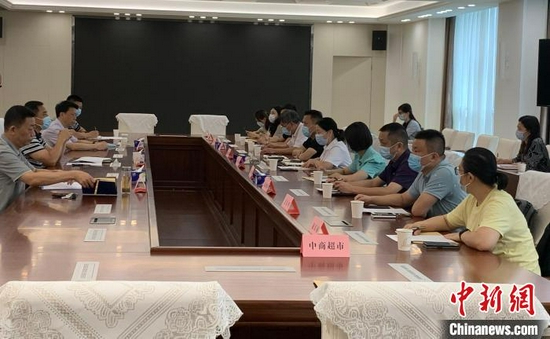 圖為疫情相關(guān)商品市場價格提醒告誡會。 武一力　攝