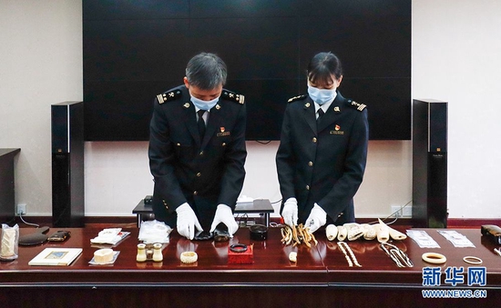 武汉海关关员清点移交的濒危野生动物制品。新华网发